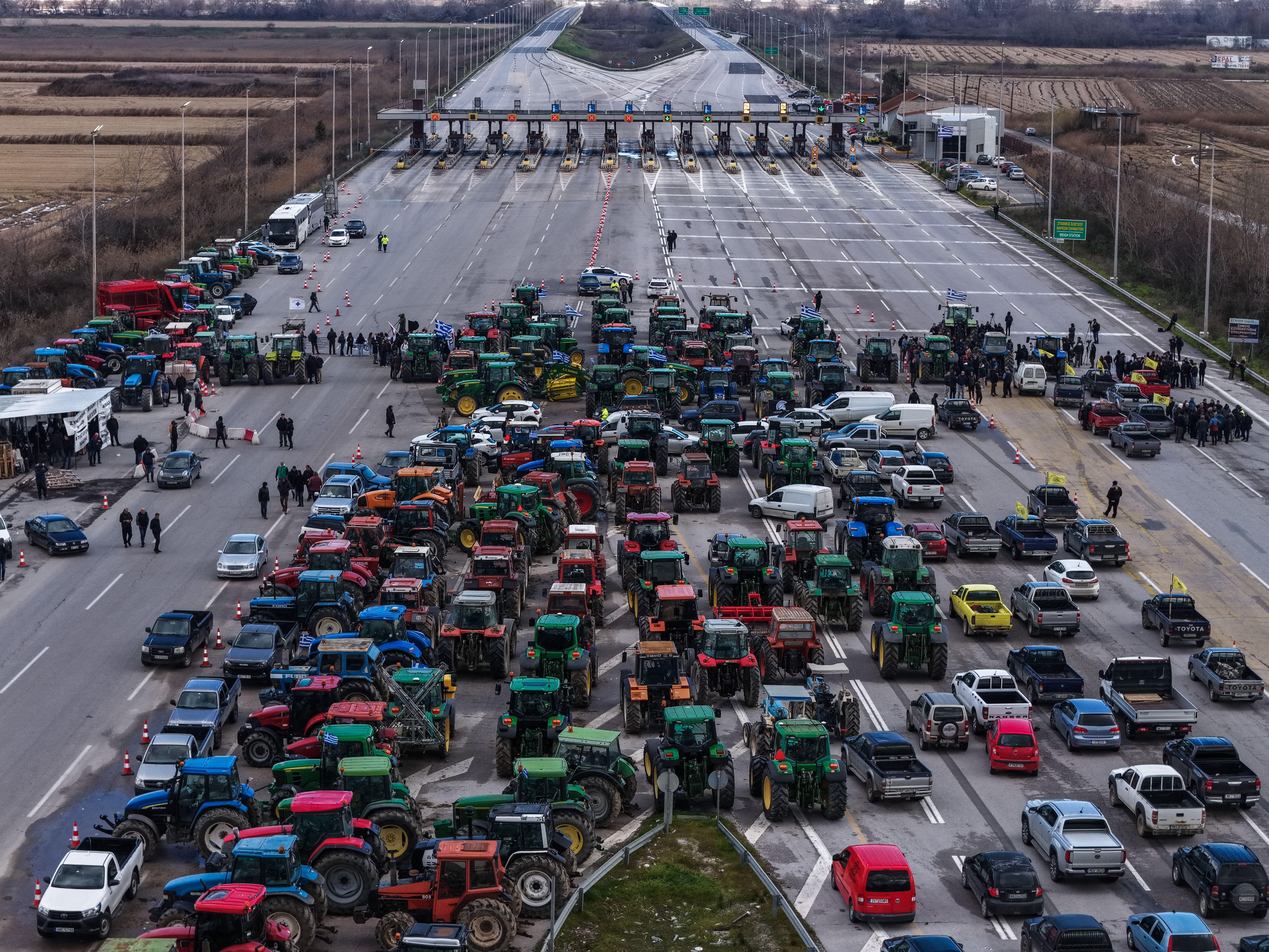 ΑΠΟΚΛΕΙΣΜΟΣ ΤΗΣ ΕΘΝΙΚΗΣ ΟΔΟΥ ΑΠΟ ΑΓΡΟΤΕΣ ΣΤΑ ΔΙΟΔΙΑ ΜΑΛΓΑΡΩΝ ΣΤΗΝ ΘΕΣΣΑΛΟΝΙΚΗ 